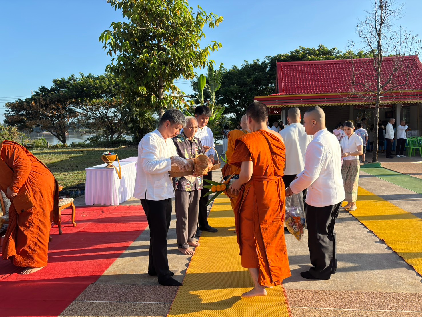 title - “ครอบครัวหิ้วตะกร้า อุดหนุนชุมชน” ณ วัดโพธาราม 